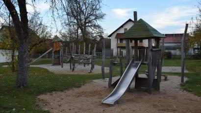 Bild: bnr
Nicht immer spielen hier, am Spielplatz in der Bahnhofstraße, viele Kinder. Doch an manchen Tagen ist der Geräuschpegel hoch. Der Bauausschuss ist der Meinung, dass das zu tolerieren ist, nicht aber das "wilde Pinkeln".