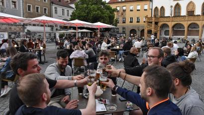Archivbild: Petra Hartl
Bella Italia mitten in Amberg. Erst Corona hat auf dem Markplatz möglich gemacht, was sich viele Amberger schon lange gewünscht haben - die Ausweitung der Freischankflächen.