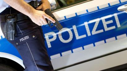 Symbolbild: Friso Gentsch/dpa
Zwei bislang Unbekannte haben bei Münchberg mit einem Audi eine Polizeisperre durchbrochen.