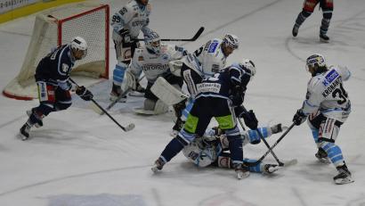 Archivbild: gb
Für die Heimspiele der Blue Devils Weiden (Szene aus der Partie gegen den SC Riessersee, 5:0) gilt ab sofort die 2G-Regel.