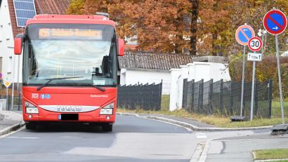 Bild: gf
In der Häringloher Straße gilt ein beidseitiges Halteverbot. Die Busunternehmen hatte um eine solche Anordnung gebeten, damit sie die Fahrpläne einhalten können.