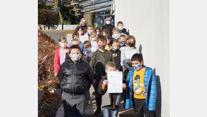 Bild: wel
Stolz präsentieren die Grundschüler die Urkunde von Kultusminister Michael Piazzolo und Gesundheitsminister Klaus Holetschek.
