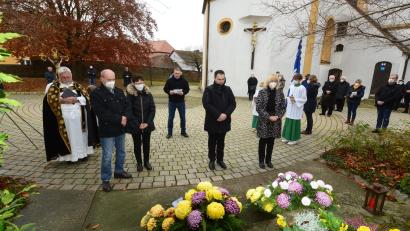 Bild: bey
Nach der Kranzniederlegung verharren Bürgermeister Sebastian Hartl, Zweite Bürgermeisterin Sigird Ziegler, die Vertreter des VdK-Ortsverbandes Luhe und Pfarrer Arnold Pirner noch zu einer Gedenkminute. Im Hintergrund verliest Norbert Wildenauer Gedenkworte der Soldaten- und Reservistenkameradschaft Luhe.