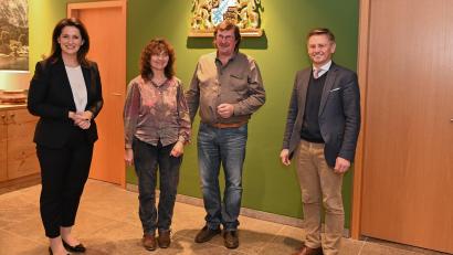 Bild: Bayerisches Landwirtschaftsministerium/exb
Die Bayerische Staatsministerin für Ernährung, Landwirtschaft und Forsten, Michaela Kaniber (CSU/von links), nahm sich für ihre Gäste aus Ebnath, Elisabeth und Gerhard Schinner, viel Zeit. Bei der Übergabe des neuen Wappens war auch der Brander Landtagsabgeordnete Tobias Reiß dabei.