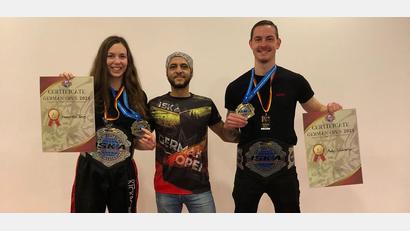 Bild: exb
Die erfolgreichen Kickboxer mit Trainer (von links): Alessandra Berg, Ali Dayekh und Andy Schmieding.