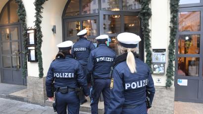 Archivbild: Felix Hörhager/dpa
Wie auf diesem Bild in München kontrollierten Polizeibeamte am Montag auch im Schwandorfer Stadtgebiet sowie in Burglengenfeld, ob die Corona-Maßnahmen umgesetzt werden.