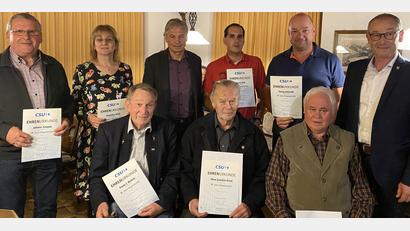 Bild: bö
Der CSU-Ortsverband Rieden-Vilshofen ehrt langjährige Mitglieder. Ihnen gratulieren Ortsvorsitzender Josef Weinfurtner (hinten Mitte) und Bürgermeister Erwin Geitner (rechts).