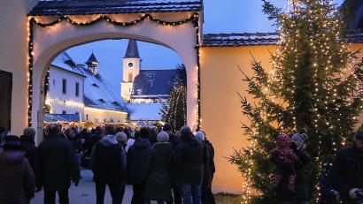 Archivbild: bsc
Viele Besucher kamen jedes Jahr in den historischen Ökonomiehof zum Friedenfelser Weihnachtsmarkt. Sogar der geplante kleine Ersatz-Weihnachtsmarkt kann nun nicht stattfinden.