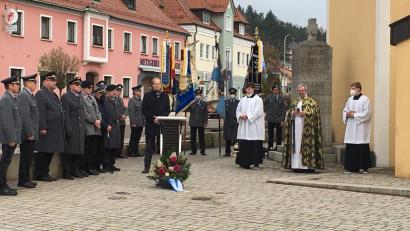 Bild: Maria Schlögl/exb
Bei einer zentralen Gedenkveranstaltung am Wernberger Kriegerdenkmal wurde er Opfer von Krieg, Gewalt und Verfolgung gedacht