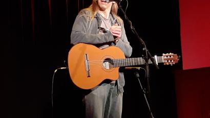 Bild: hka
Intelligentes Geplauder, bissiger Humor und Gitarrenmusik - damit unterhielt Christoph Weiherer sein Publikum im Seidel-Saal.