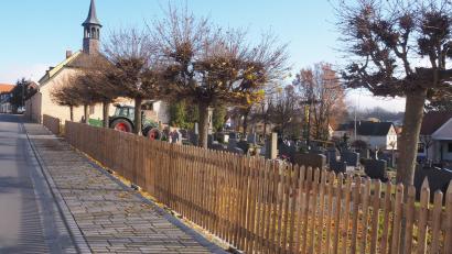 Bild: ws
Der einfache Lattenzaun am Friedhof soll bald der Vergangenheit angehören. Im kommenden Jahr steht auch die Erneuerung der Mauer im Jahresantrag der Städtebauförderung.