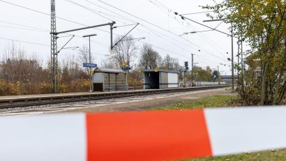 Archivbild: Daniel Karmann/dpa
Ansicht vom Bahnhof, an dem ein 27-Jähriger nach einem Messerangriff in einem ICE festgenommen wurde.