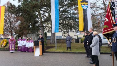 Bild: mab
Die Geistlichen beider Konfessionen begleiten den religiösen Teil der Zeremonie am Kriegerdenkmal. Bürgermeister und Vereine nahmen zusammen mit Soldaten der Patenkompanie an der Feier teil.