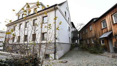 Bild: Petra Hartl
Corona hat die Sanierung und den Teilneubau des Seniorenheims der Diakonie verzögert – aber nun sollen am 6. Dezember im Bereich des Altbaus (links) und der ehemaligen Heimleiterwohnung (rechts) die Abbrucharbeiten beginnen.