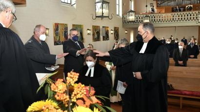 Bild: Petra Hartl
Von links: Militärbischof Bernhard Felmberg (Berlin), Oberstleutnant Gereon Gräf (Katholikenrat), Pfarrhelfer Andreas Otto, Militärdekan Thomas Hellfritsch (Fürstenfeldbruck) beim Einsegnen der neuen Kümmersbrucker Militärpfarrerin Claudia Brunnmeier-Müller in der Amberger Erlöserkirche.