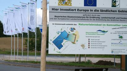 Archivbild: bkr
Mit einem Anteil von vier Prozent ist die Gemeinde Kirchenpingarten ein Gesellschafter am Naturerlebnisbad im Kemnather Land und am Campingplatz in Immenreuth. Ihre 2011 bei der Einweihung gehisste Flagge (Dritte von rechts) will die Gemeinde nun einziehen.