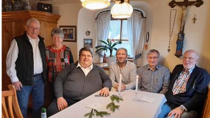 Bild: no
Gratulationscour mit (von links) Heinz und Elfriede Wannemacher, Bürgermeister Dieter Dehling, Wolfgang Niebler (Stopselclub Pesensricht), Heinz Pickel (OGV Augsberg) sowie Mathias Prinzer (OGV Augsberg).
