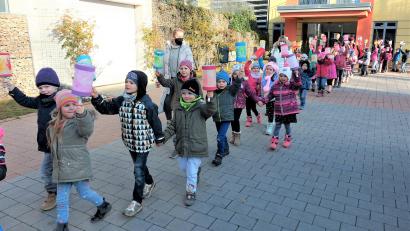 Bild: lg
Ein Zug mit Laternen: Am Martinstag besuchten die Kinder das benachbarte Altenheim.