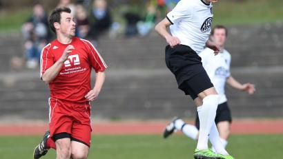 Archivbild: A. Schwarzmeier
Vorbildlich in der Luft und auf dem Platz: Der Schwarzenfelder Kapitän Marco Zirngibl (rechts/Szene aus einem früheren Spiel) und seine Teamkollegen können doch noch siegen.