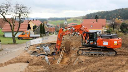 Bild: akp
Momentan ist die Durchfahrt durch Weidenthal wegen Anschlussarbeiten an das Kanalsystem gesperrt. Die Arbeiten laufen mit Hochdruck, um die Straße wieder passierbar zu machen.