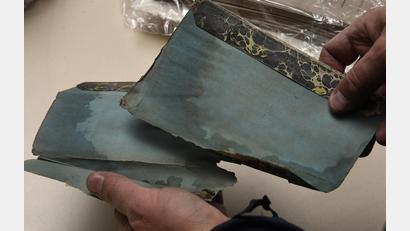 Bild: Petra Hartl
Rund 1000 Bücher, Schriften und Drucke waren dem herabtropfenden Wasser im Seidel-Archiv ausgesetzt. Die Schadensbilder fallen unterschiedlich aus.