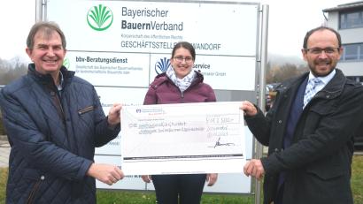 Bild: Hirsch
Eine Spende über 2500 Euro überreichte die Volksbank Raiffeisenbank Regensburg-Schwandorf für die Dorfhelferinnen.