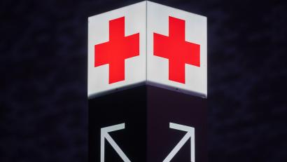 Symbolbild: Julian Stratenschulte
Die Salzburger Landeskliniken gaben am Dienstag bekannt, dass ein Triage-Team zusammengestellt werde, weil die Behandlung aller Patienten nach geltenden Standards schon bald nicht mehr garantiert werden könne.
