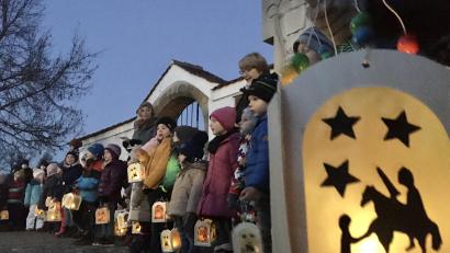 Bild: gri
St. Martin als Motiv auf der Laterne: In Wutschdorf feierten die Kinder den Kirchenpatron.
Ein besonderes Fest feiern die Wutschdorfer immer am Martinstag: Die Pfarrkirche und der Kindergarten tragen den Namen des berühmten Heiligen. Die Kleinen hatten fleißig Lieder geübt und Laternen gebastelt und zogen dann vom Kindergarten zur Kirche, wo bei der Andacht ein strenges Hygienekonzept galt. Am Eingang standen sogar Türsteher, die den Eltern die Plätze zuwiesen.