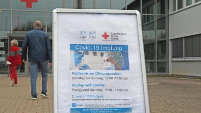 Bild: Gabi Schönberger
Sonntags und montags ist das Impfzentrum zwar geschlossen, in den vergangenen Tagen hat es aber großen Andrang gegeben. Zwischen allen Verantwortlichen laufen derzeit Gespräche, um die Zahl der Ärzte zu erhöhen oder auch die Öffnungszeiten anzupassen, falls nötig.