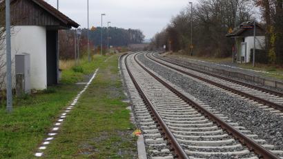 Bild: ak
Die Bahnsteige für Haidenaab (links) und Göppmannsbühl (rechts) werden auf einer Länge von jeweils 120 Metern und einer Kantenhöhe von 55 Zentimetern über Schienenoberkante ausgebaut.