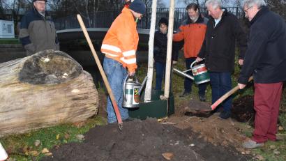 Bild: hcz
Bruno Wrana (rechts) spendete anlässlich seines 60. Geburtstags eine Hängeweide für das Stadtbad.