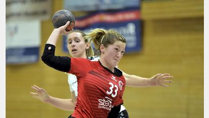 Bild: Hubert Ziegler
Franziska Mutzbauer (vorne) vom HC Sulzbach mit einem wuchtigen Wurf auf das Wendelsteiner Tor. Ihre Gegenspielerin Alina Grosam (hinten) kann nur noch hinterherschauen.