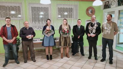 Bild: adj
Ein Erinnerungsfoto für die neuen Könige der Schützengesellschaft Altenstadt. Von links: Tonias Rothmeier, Rudi Pscheidt, Maria Neubauer, Julia Müller, Schützenmeister Manuel Stich, Christian Behr und Peter Schramek.
