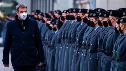 Bild: Bay. Staatskanzlei/exb
185 Rekruten des Panzerbataillons 104 traten vor Schloss Nymphenburg in München zum Gelöbnis an. Ministerpräsident Dr. Markus Söder schritt die Formation ab.