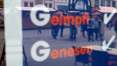 Symbolbild: Sebastian Willnow/dpa
Ein Restaurant in Leipzig weist Gäste auf die 2G-Regel hin.