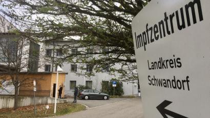 Bild: upl
Mittagspause am Impfzentrum Nabburg: Am Montagvormittag waren die Besucher noch bis auf die Straße hinaus Schlange gestanden.