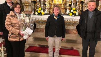 Bild: twg
Pfarrer Josef Waleszczuk (rechts) und Müttervereinsvorsitzende Anni König (Mitte), dankten Sängerin Brigitte Traeger und ihrem Ehemann Siegfried Stenglein für den ergreifenden Abend.