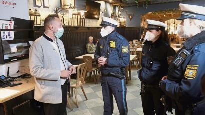 Bild: Symbolbild: Felix Hörhager/dpa
Verstärkte Polizeikontrollen hinsichtlich der Einhaltung der 2G-Regel, wie hier in einem Lokal in München, wird es ab sofort auch in Restaurants, Clubs, Hotels und soweiter im Landkreis Tirschenreuth geben.