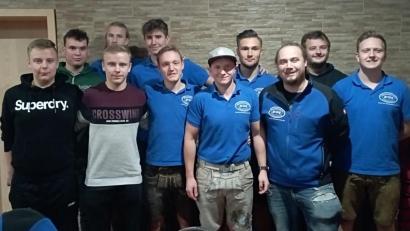 Bild: cro
Ein Erinnerungsbild mit (vorne, von links) den Neumitgliedern Fabian und Niklas Ganserer. Sowie vom Vorstand Lorenz Boethe, der neue Vorsitzende Fabian Gruber, sein Vorgänger Martin Frauenreuther und Max Schreyer. Hinten, von links: Neumitglied Sebastian Rosner sowie vom Vorstand Johannes Faltermeier, Ludwig Faltermeier, Ralph Frauenreuther und Fabian Zeschick.