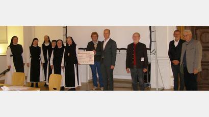 Bild: pz
Bei der Übergabe des 25.000-Euro-Schecks in der Aula des Klosters, von links Sr. M. Sophia Schlembach, Sr. M. Raphaela Kratzer, Sr. M. Agnes Richter, Sr. M. Getrudis Schmid, Sr. M. Mechthild Hohenberger und Äbtissin M. Laetitia Fech zusammen mit Vorsitzender Monika Hohlmeier, Schatzmeister Thomas Böhm und den weiteren Vorstandsmitgliedern Ludwig Spreitzer, Dr. Thomas Vogl und Karl Haberkorn.