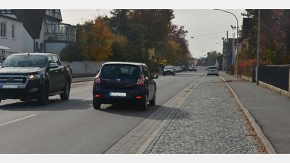 Bild: jr
Gegen den Planfeststellungsbeschluss zur Verlegung der Bundesstraße 299 durch Waldsassen (im Bild ein Abschnitt in der Egerer Straße) wird keine Klage eingereicht - das entschied die Mehrheit aus CSU und Freien Wählern im Stadtrat.