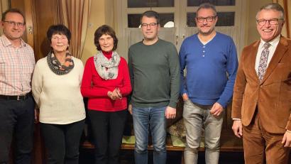 Bild: Förderverein Porzellan- und Kachelmuseum/exb
Das Team des Fördervereins Porzellan- und Kachelmuseum (von links): Christian Münch, Lise Wurm, Herta Bayreuther, Jan Supguth und Franz Trottmann mit Bürgermeister Franz Stahl.