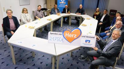 Bild: do
Stellvertretend für die Vereinswelt im Bereich des Regionalmarktes der Volksbank Raiffeisenbank Nordoberpfalz nehmen die Bürgermeister Spenden der Bank mit einem Gesamtbetrag von 21.750 Euro in Empfang.