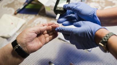 Bild: Jana Bauch/dpa
Die Hände sollten beim Messen des Blutzuckers trocken sein, um das Ergebnis nicht zu verfälschen.