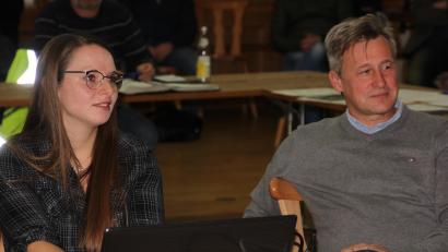 Bild: kro
Christine Kastner und Markus Münchmeier stellten dem Marktrat den weiteren Bauabschnitt der Erneuerung der Wasserversorgung detailliert vor.