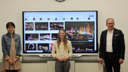 Bild: stg
Carmen Götz (Mitte) ist das neue Kemnather Christkind. Sie war zum Antrittsbesuch zu Bürgermeister Roman Schäffler und Stadtmarketing-Mitarbeiterin Romina Passon-Pühl ins Rathaus gekommen.