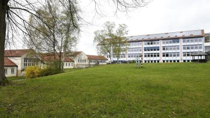 Bild: Petra Hartl
Die Dreifaltigkeitsschule wird wohl noch eine Zeitlang auf den Neubau der Ganztagsbetreuung warten müssen. "Es ist einfach eine schlechte Zeit für Ausschreibungen", begründet Oberbürgermeister Michael Cerny die Tatsache, dass die Maßnahme im Haushalt nach hinten geschoben wird.