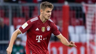 Bild: Sven Hoppe/dpa
Josip Stanisic von München spielt den Ball.