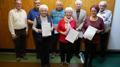 Bild: hmr
Im Bild die für ihre jahrelange Treue geehrten Vereinsmitglieder der Siedlergemeinschaft Waldsassen e.V. mit (von links) Vorsitzendem Reinhard König, Claus Malzer, Ilona Monke, Johann Süß, Irma Gerl, Josef Reindl, Beate Scharnagl und Otto Müller.