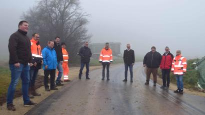 Bild: no
Im dichten Nebel erfolgte die Freigabe der Straße zum Weiler Bodenhof in der Gemeinde Illschwang führt: Mit dabei waren unter anderem MdL Harald Schwartz (4.von rechts), der Bürgermeister der Gemeinde Illschwang Dieter Dehling (3. von rechts), der Vorsitzende des Wasserzweckverbands der Bachetsfeldgruppe Reiner Pickel. und Matthias Schiffl vom Amt für Ländliche Entwicklung Oberpfalz